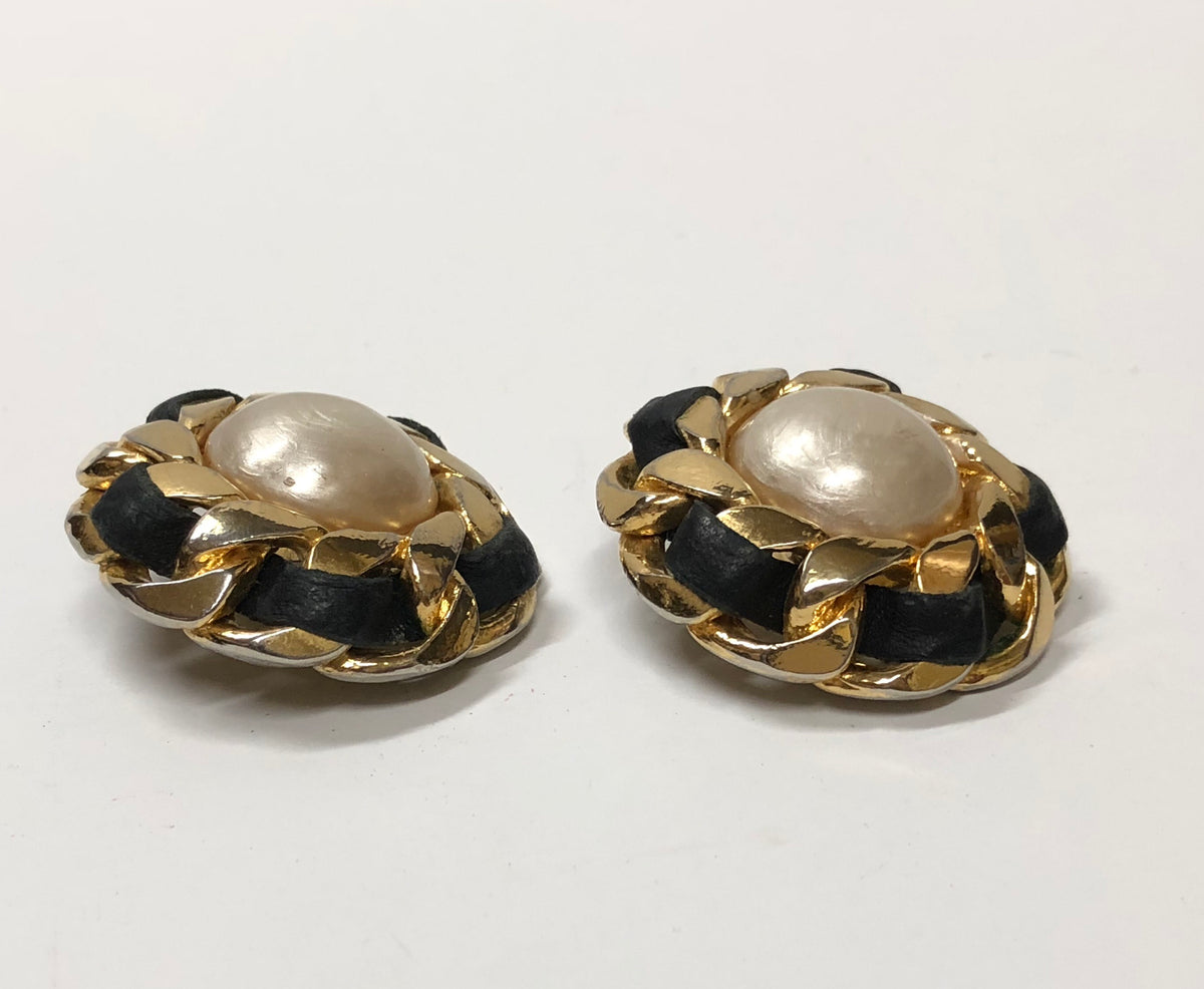 CHANEL VINTAGE CABOCHON FAUX PEARL GOLD TONE CLIPON EARRINGS – Chic Selects  of Palm Beach